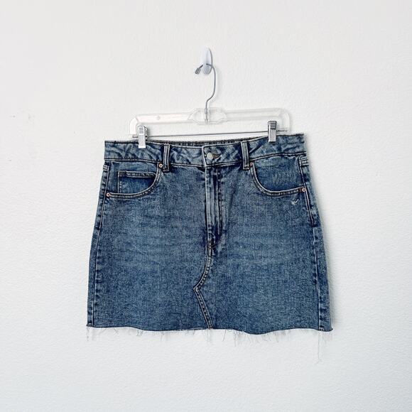 [Wild Fable] Medium Wash Blue Denim Mini Skirt Raw Frayed Hem Size 14 - Picture 4 of 11